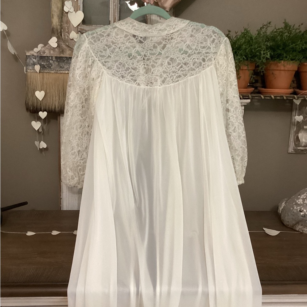 Vintage 1950s lace and nylon robe - Picture 6 of 6